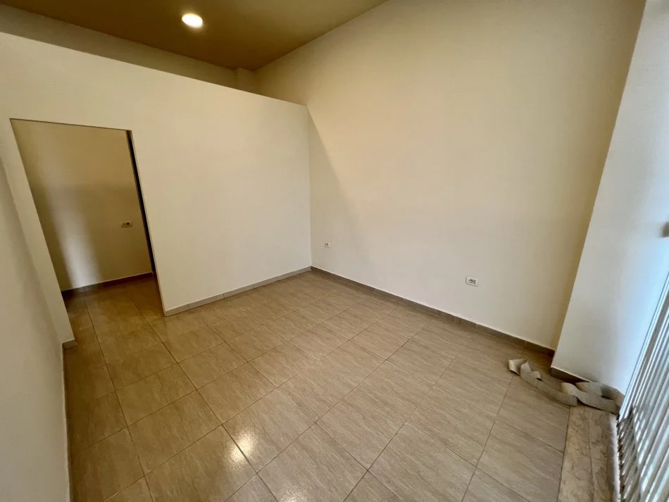Tirane, jepet me qera zyre Kati 0, 44 m² 600 € (Ish Ekspozita)