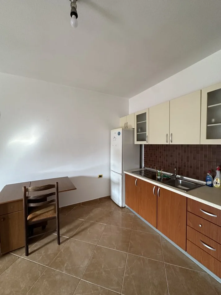 Tirane, jap me qera apartament 1+1 Kati 2, 72 m² 350 € (2 palmarlt)
