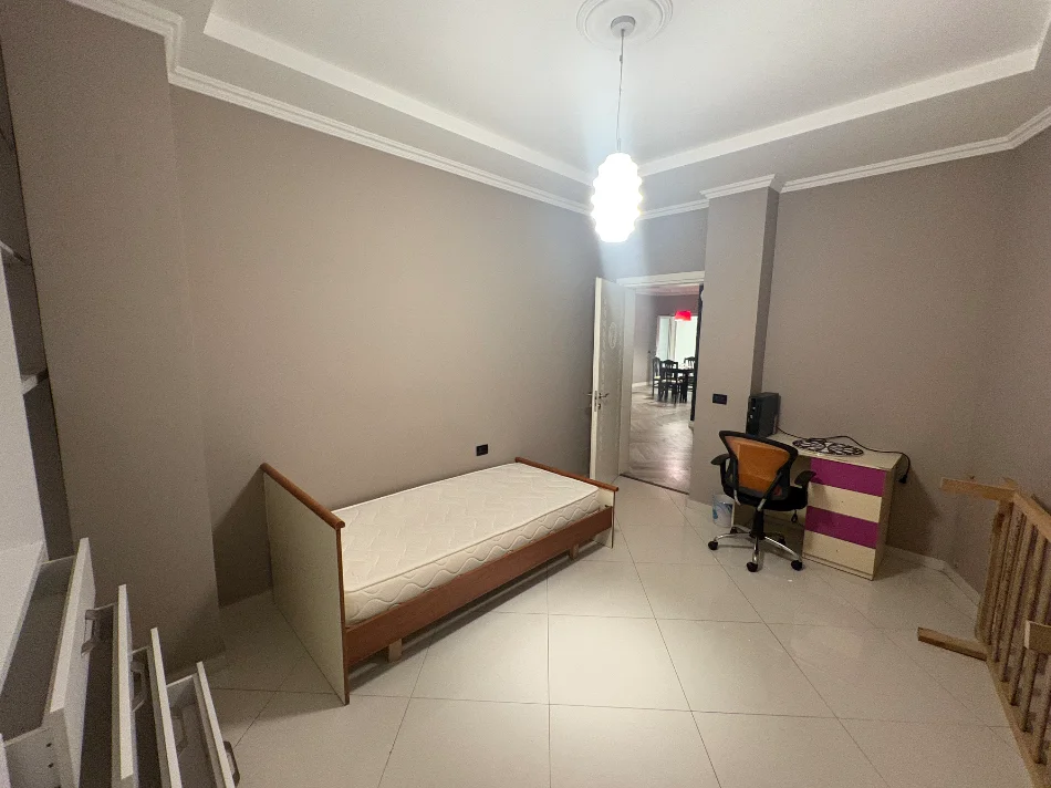 Tirane, jepet me qera apartament 3+1 Kati 1, 450 € (Rruga:”Irfan Tërshana”)