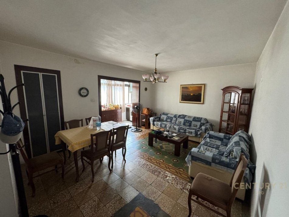 Tirane, jepet me qera apartament 1+1+Aneks+Ballkon Kati 2, 73 m² 551 € (Rr.Reshit Petrela)