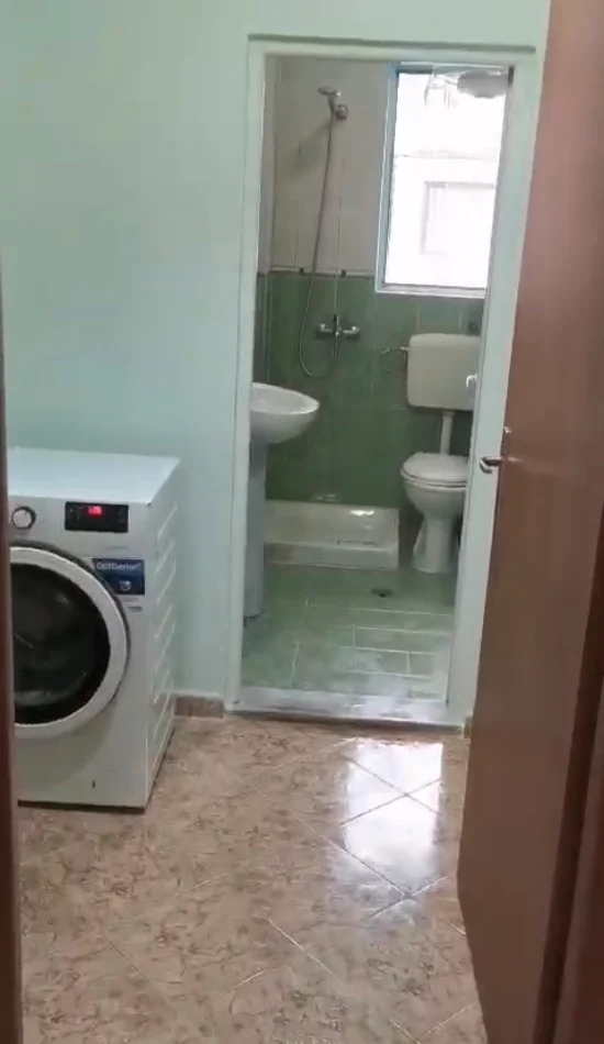 Tirane, jepet me qera shtepi Kati 3, 35 m² 220 € (Rruga Jordan Misja prane Kolegjit Beder)