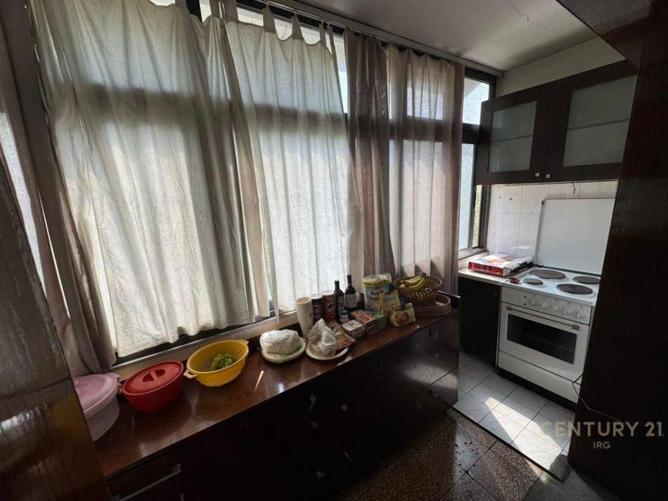 Tirane, jepet me qera apartament 1+1+Aneks+Ballkon Kati 2, 73 m² 551 € (Rr.Reshit Petrela)