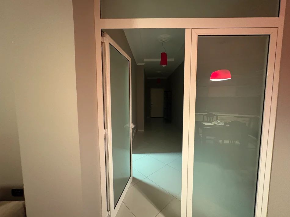 Tirane, jepet me qera apartament 3+1 Kati 1, 450 € (Rruga:”Irfan Tërshana”)