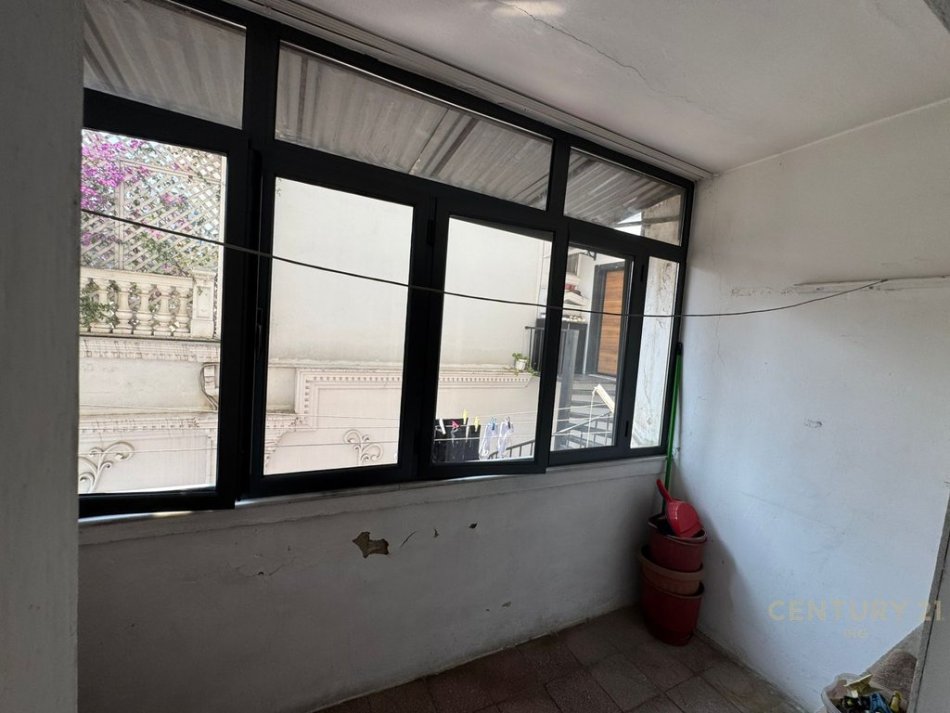 Tirane, jepet me qera apartament 1+1+Aneks+Ballkon Kati 2, 73 m² 551 € (Rr.Reshit Petrela)