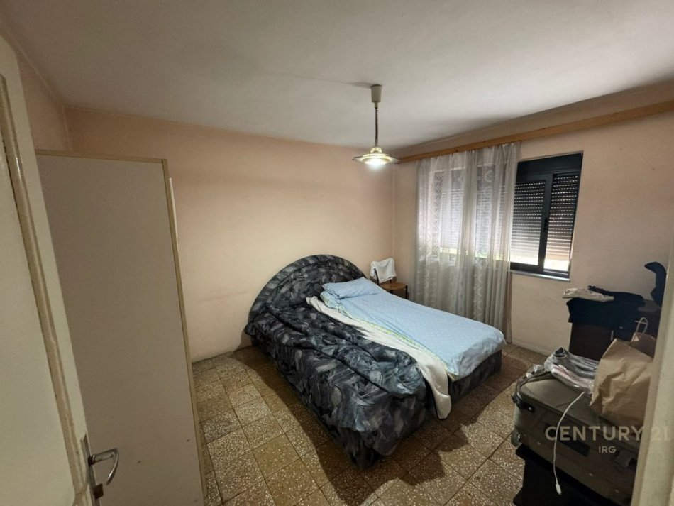 Tirane, jepet me qera apartament 1+1+Aneks+Ballkon Kati 2, 73 m² 551 € (Rr.Reshit Petrela)