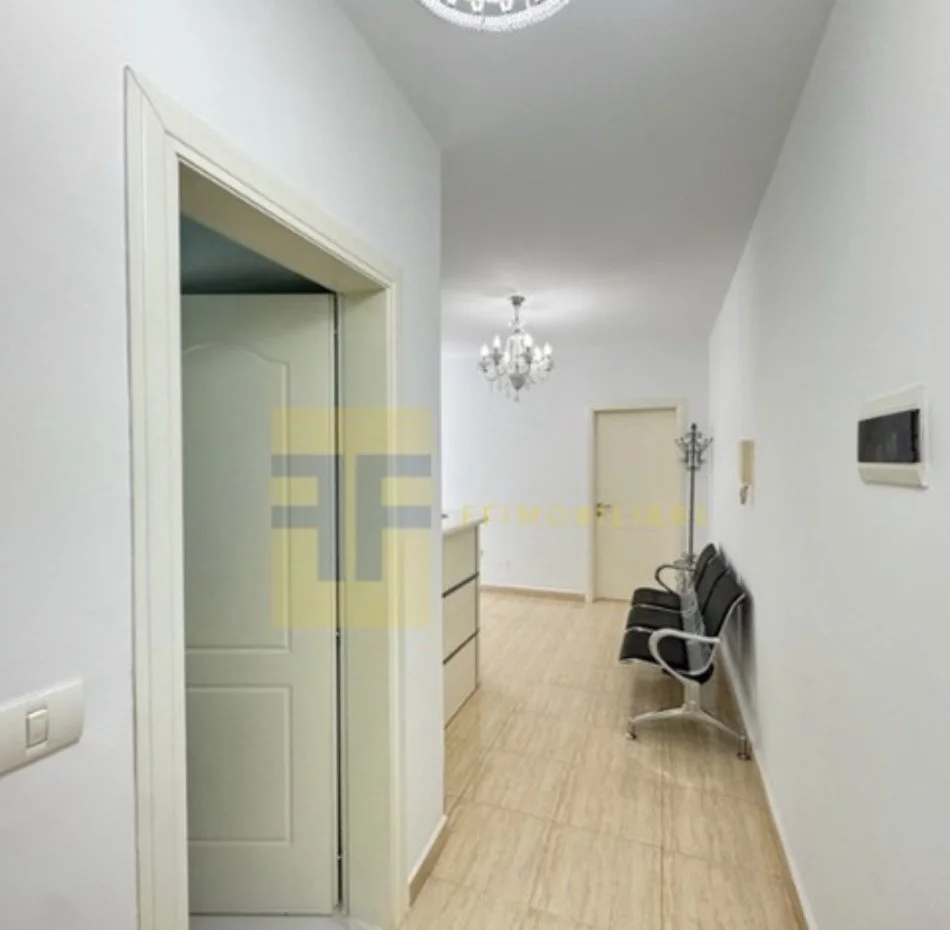 Tirane, jepet me qera ambjent biznesi Kati 3, 64 m² 700 € 