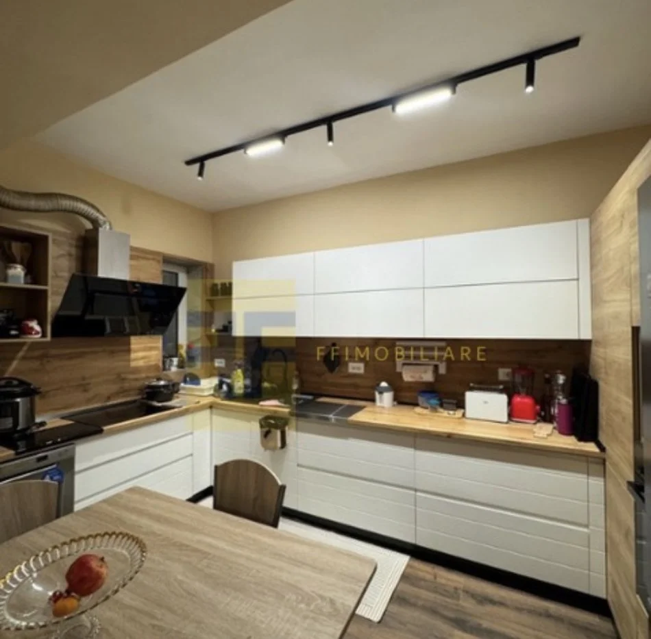 Tirane, shitet apartament , 144 m² 300.000 € 