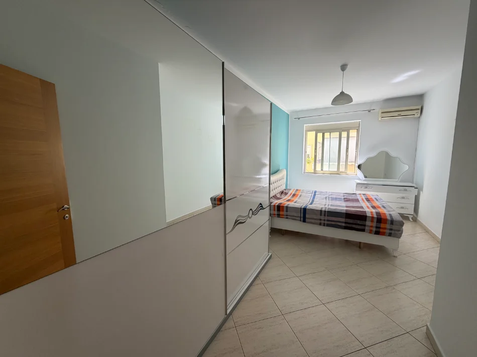 Tirane, jepet me qera apartament 2+1+Ballkon Kati 2, 580 € (Rruga Liqeni i Thate)