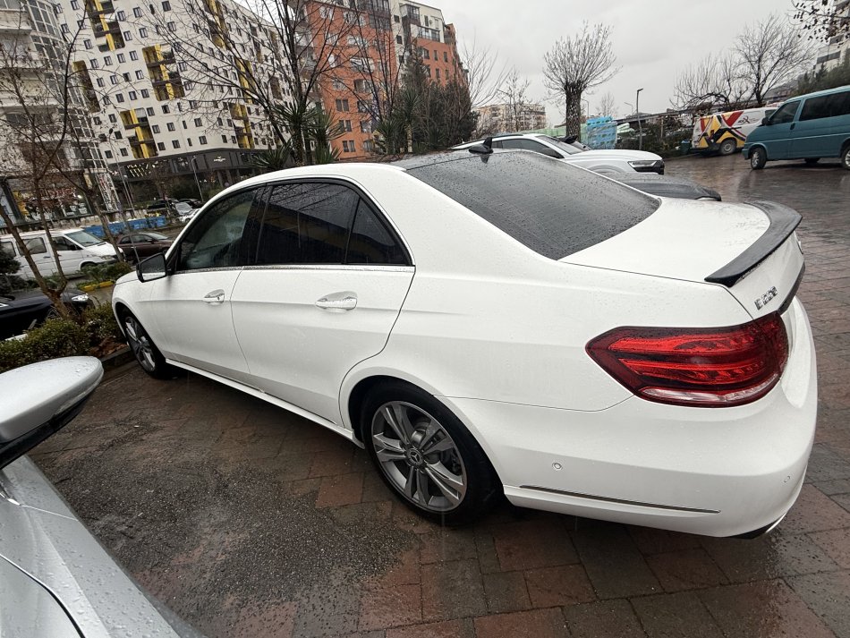 Tirane, shitet makine Mercedes Benz Nafte, e bardhë automatik Klima 226.000 km 12.500 €