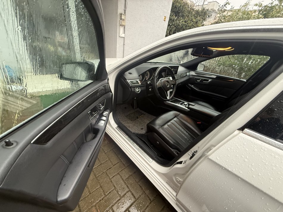 Tirane, shitet makine Mercedes Benz Nafte, e bardhë automatik Klima 226.000 km 12.500 €