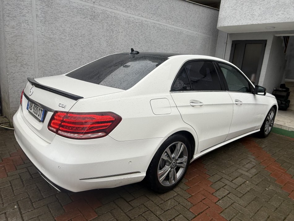 Tirane, shitet makine Mercedes Benz Nafte, e bardhë automatik Klima 226.000 km 12.500 €