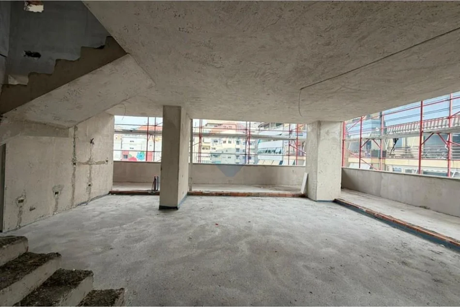 Tirane, shitet apartament duplex Dublex , 205 m² 445.000 € 