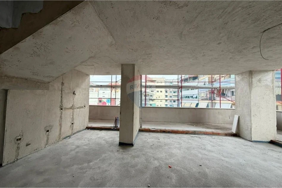 Tirane, shitet apartament duplex Dublex , 205 m² 445.000 € 