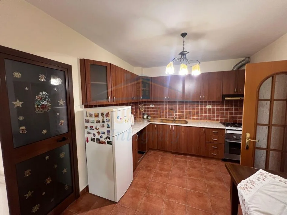 Tirane, shitet apartament 2+1+Ballkon Kati 3, 80 m² 120.000 € (Ali dem)