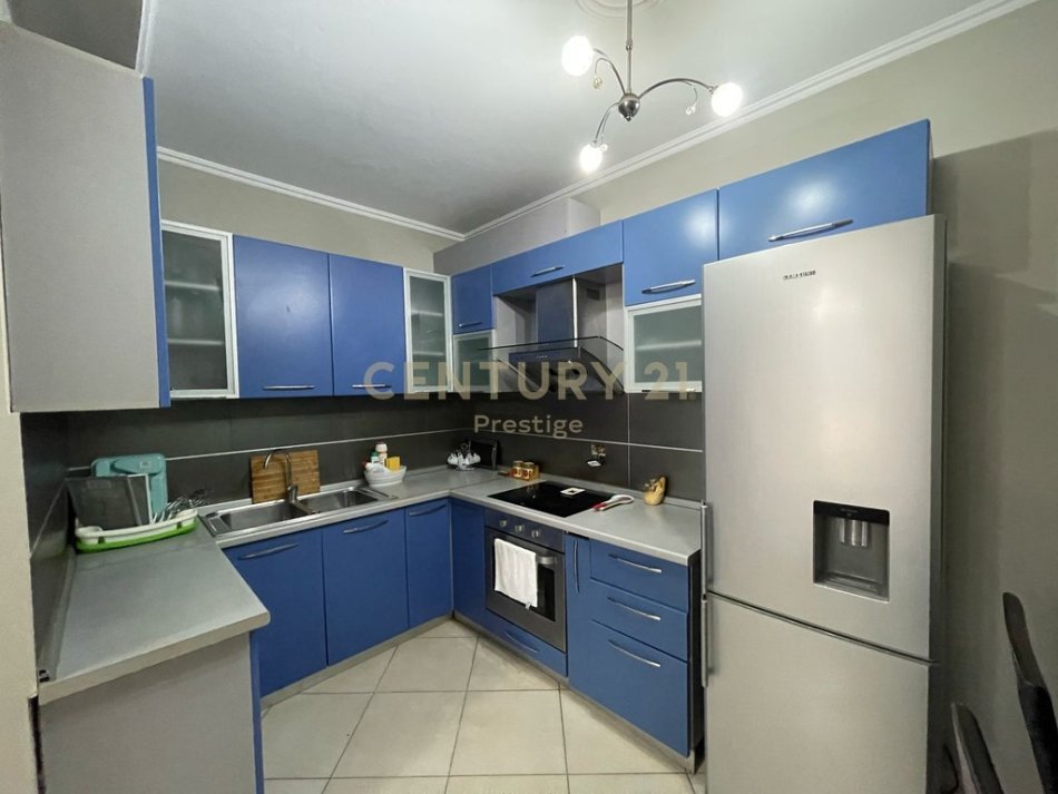 Tirane, jepet me qera apartament 2+1 Kati 3, 110 m² 470 € 