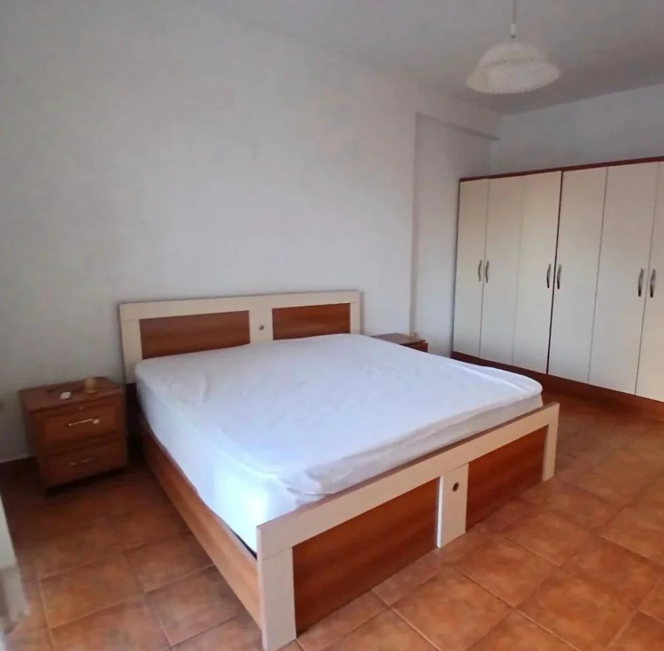 Tirane, jepet me qera apartament 1+1 Kati 3, 68 m² 500 € (Rruga Vllazen Huta)