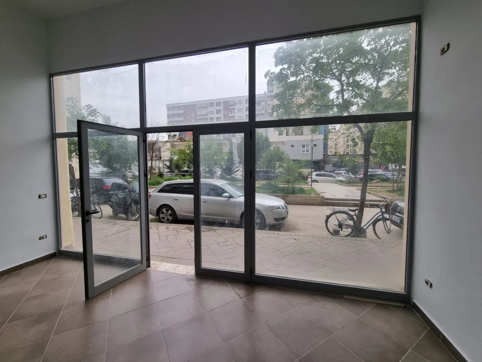 Tirane, jepet me qera ambjent biznesi Kati 1, 52 m² 400 € (Rruga Sokrat Miho)