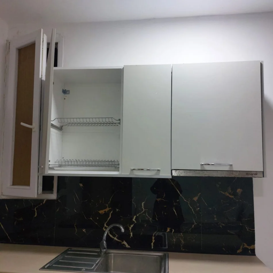 Tirane, jepet me qera apartament 1+1 Kati 1, 30 m² 250 € (Rruga Arben Broci)