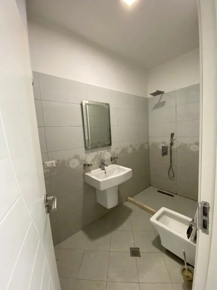 Tirane, jepet me qera apartament 1+1 Kati 2, 50 m² 400 € (Rruga 5 Maji)