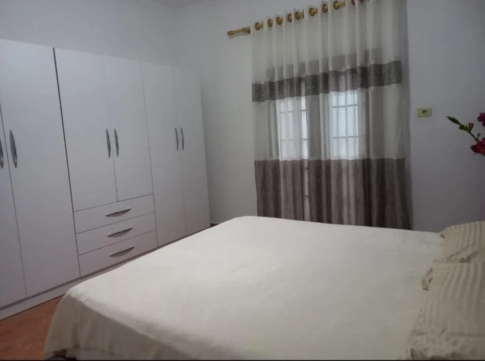 Tirane, jepet me qera apartament 1+1 Kati 2, 70 m² 330 € (Rruga Andon Frasheri)