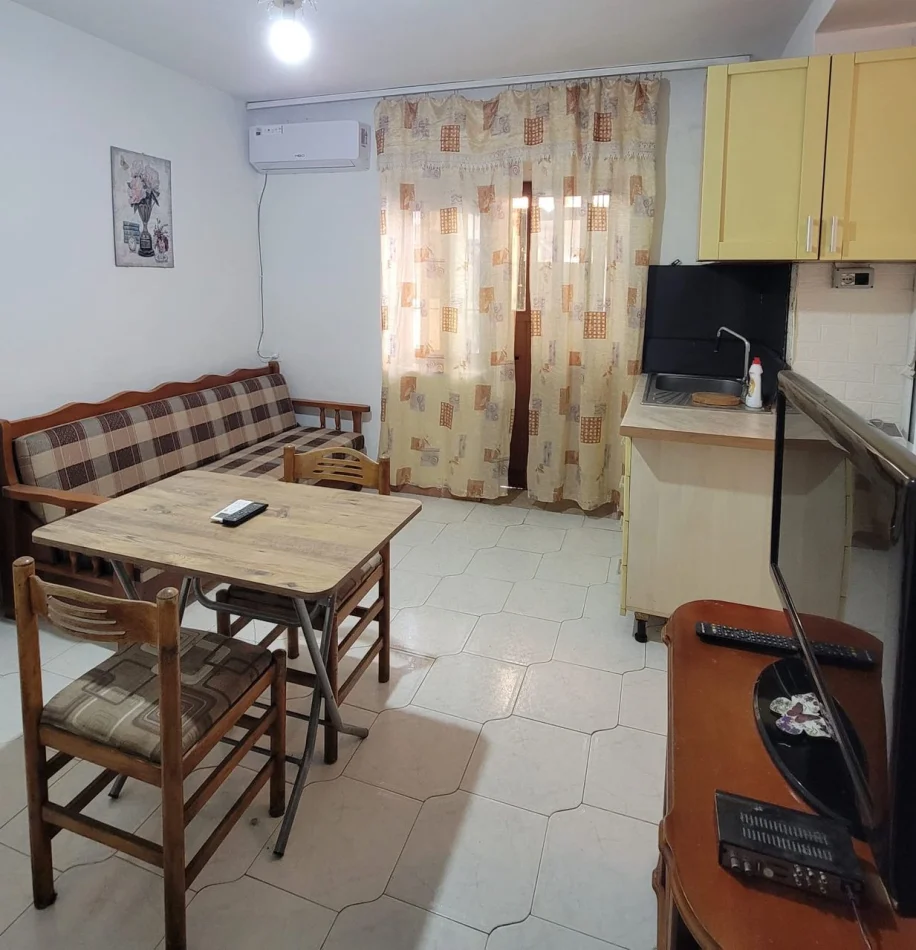 Tirane, jepet me qera apartament 1+1 Kati 1, 30 m² 250 € (Shkolla 9 Vjecare Xhezmi Delli)