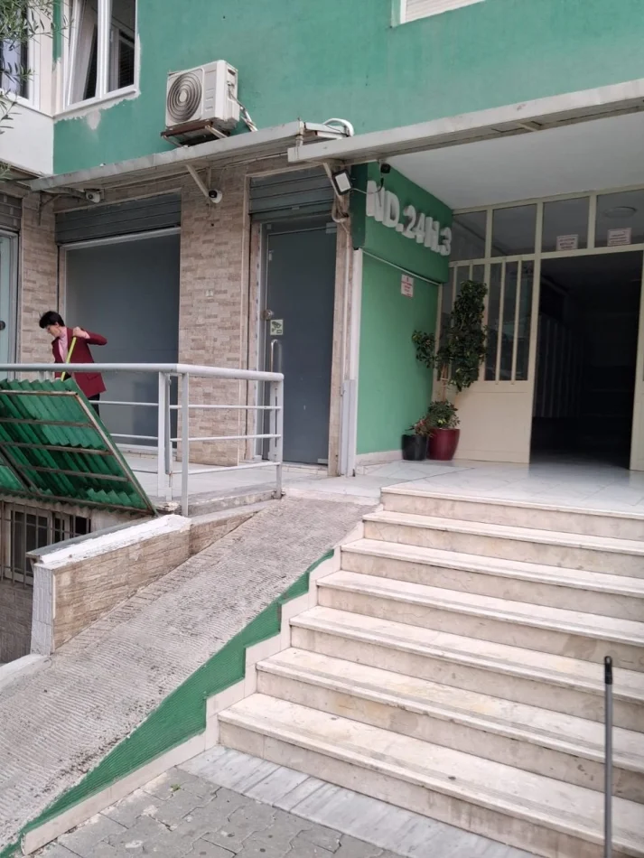 Tirane, jepet me qera ambjent biznesi Kati 0, 49 m² 400 € (Rruga Komuna E Parisit)