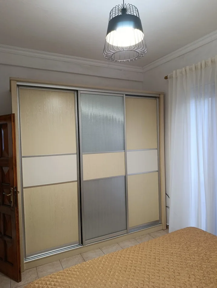 Tirane, jepet me qera apartament 1+1 Kati 1, 80 m² 400 € (Afer Black Stone Rruga 5 Maji)