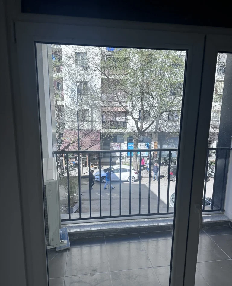 Tirane, jepet me qera ambjent biznesi Kati 1, 75 m² 500 € (Rruga 5 Maji)