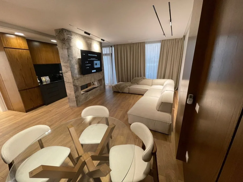 Tirane, jepet me qera apartament 2+1 Kati 8, 126 m² 2.100 € (Rruga Kosovareve)