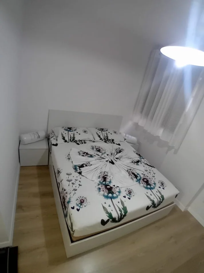 Tirane, jepet me qera apartament 1+1 Kati 2, 70 m² 700 € (Rruga Myslym Shyri)