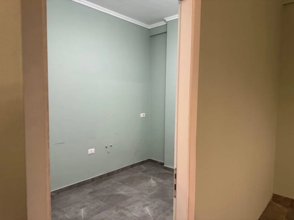 Tirane, jepet me qera ambjent biznesi Kati 2, 70 m² 500 € (Farmacia 10)