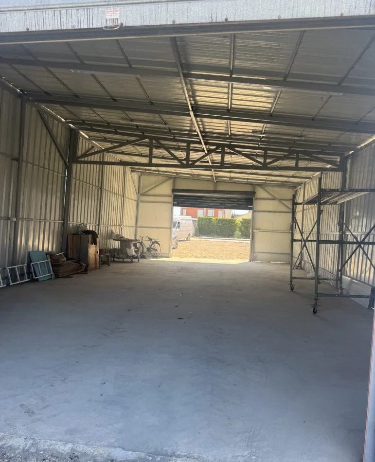 Tirane, jepet me qera magazine Kati 0, 140 m² 900 € (Tirana International Airport Mother Teresa)