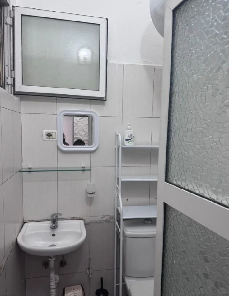 Tirane, jepet me qera apartament 1+1 Kati 1, 24 m² 400 € (Blloku)