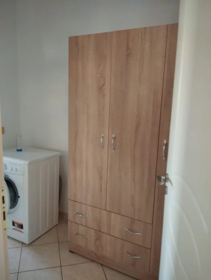 Tirane, jepet me qera apartament 1+1 Kati 2, 50 m² 350 € (Laprake)