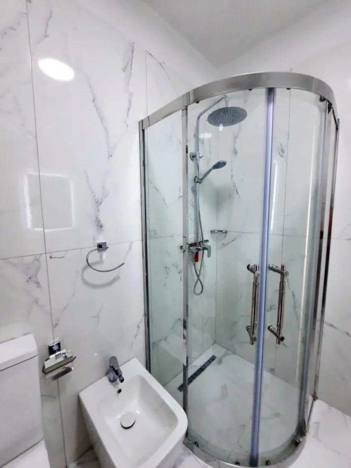 Tirane, jepet me qera apartament 1+1 Kati 5, 43 m² 450 € (Don Bosko)