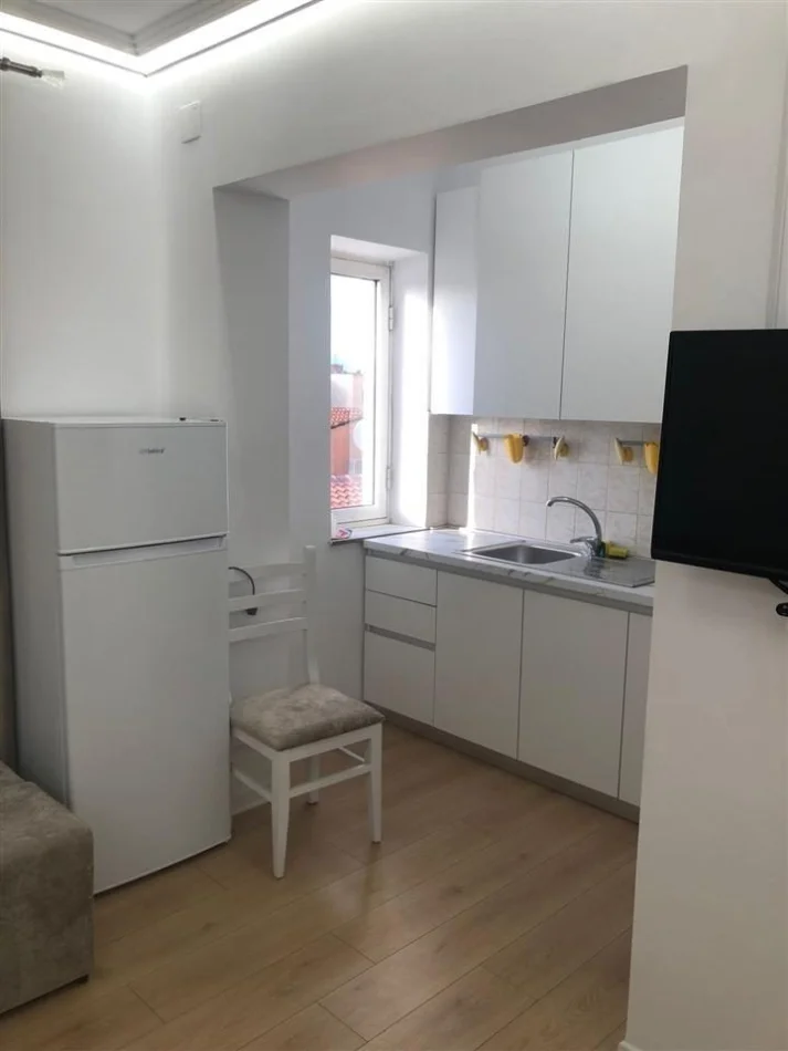 Tirane, jepet me qera apartament 1+1 Kati 3, 60 m² 550 € (Stacioni I Trenit)