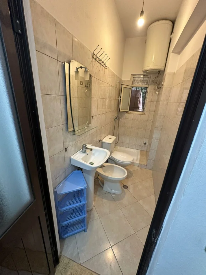 Tirane, jepet me qera ambjent biznesi Kati 1, 60 m² 350 € (Hyrje Private 11 5 Maj 350 Euro Muaj 3)