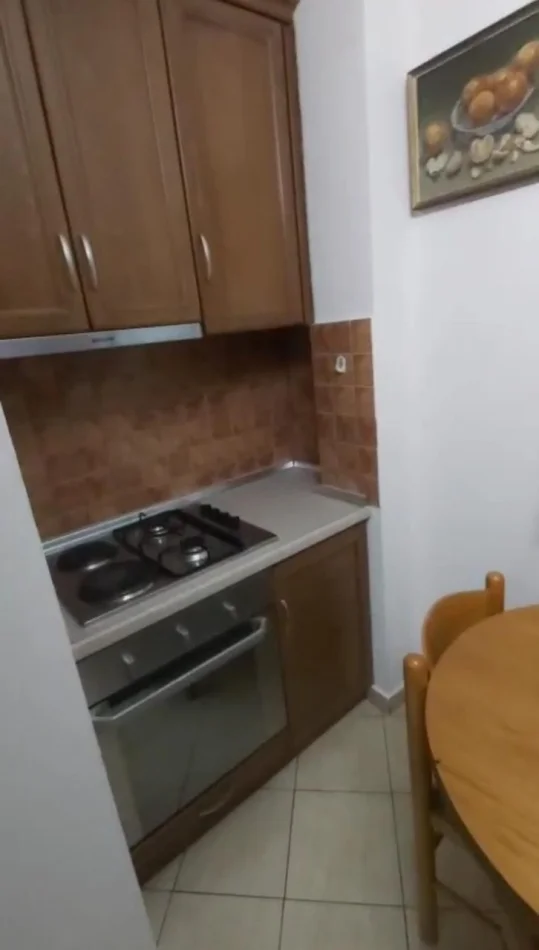 Tirane, jepet me qera apartament 1+1 Kati 3, 65 m² 400 € (Ali Demi)
