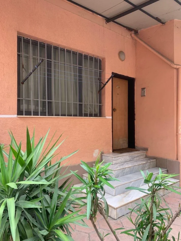 Tirane, jepet me qera apartament 1+1 Kati 1, 43 m² 400 € (Vasil Shanto)