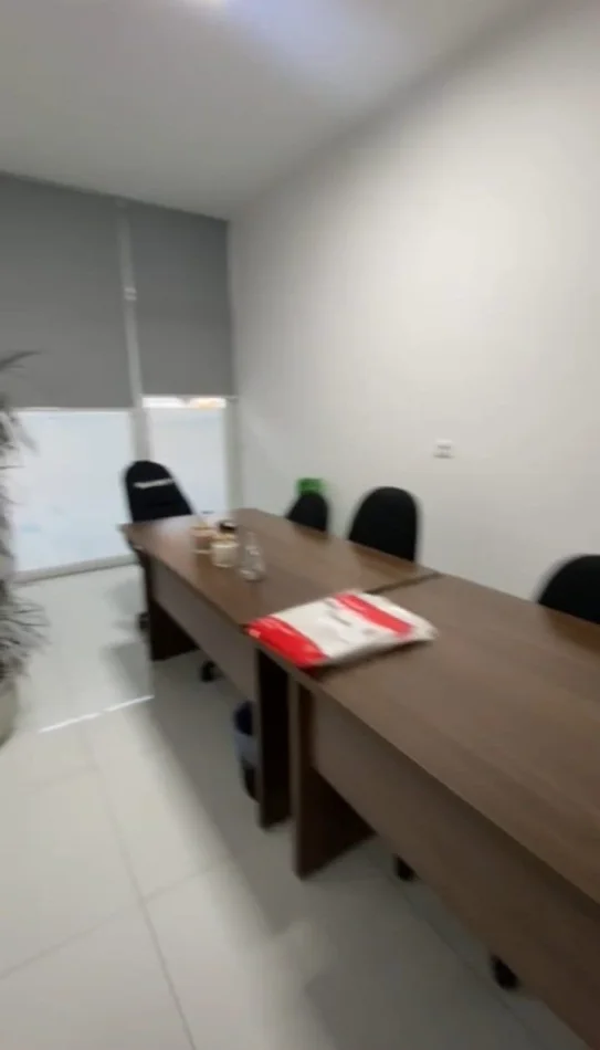 Tirane, jepet me qera ambjent biznesi Kati 2, 102 m² 1.200 € (Komuna e Parisit)