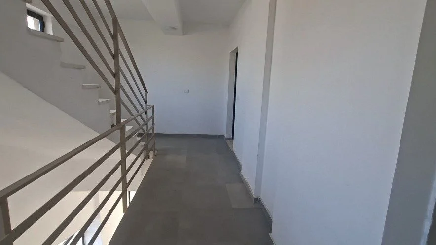 Tirane, jepet me qera ambjent biznesi Kati 1, 94 m² 600 € (Rruga 5 Maji)
