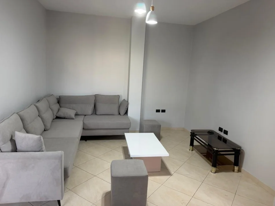 Tirane, jepet me qera apartament 1+1 Kati 2, 70 m² 550 € (Kinostudio)
