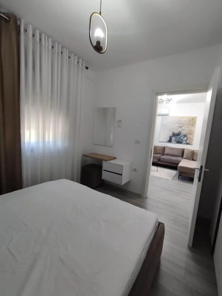 Tirane, jepet me qera apartament 1+1 Kati 1, 51 m² 470 € (Yzberisht)