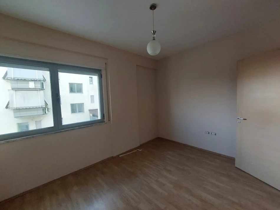 Tirane, jepet me qera apartament 1+1 Kati 2, 60 m² 400 € (Rruga 5 Maji)