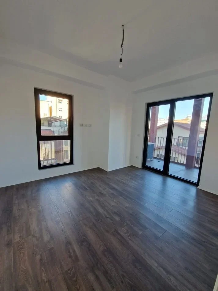 Tirane, jepet me qera zyre Kati 2, 103 m² 1.000 € (Tirana Garden Building)