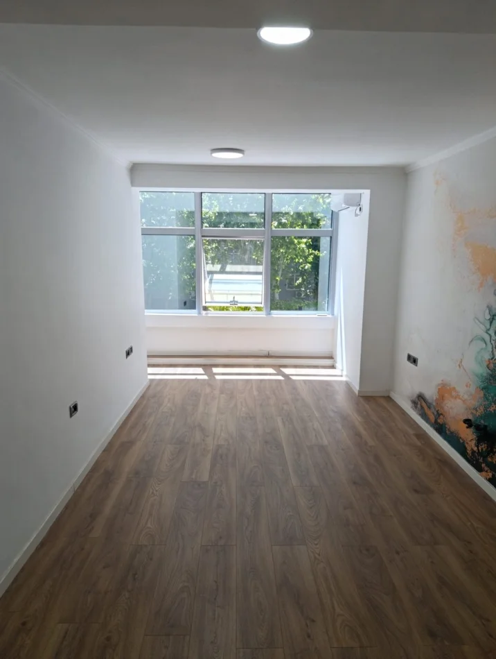 Tirane, jepet me qera ambjent biznesi Kati 2, 85 m² 800 € (21 Dhjetori)