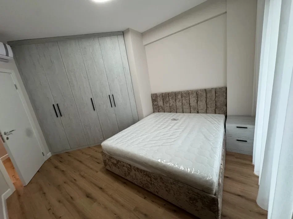Tirane, jepet me qera apartament 1+1 Kati 3, 75 m² 700 € (Liqeni i Thatë)