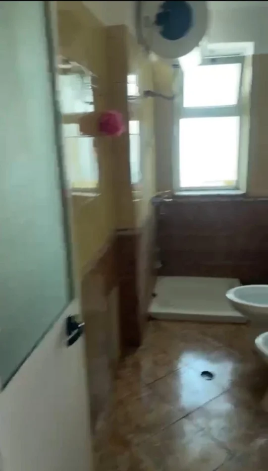 Tirane, jepet me qera apartament 2+1 Kati 1, 70 m² 450 € (Brryli)