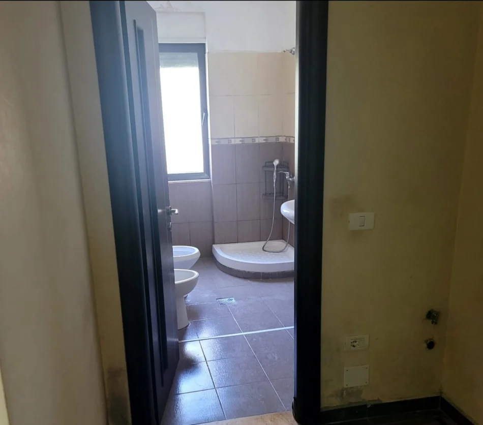 Tirane, jepet me qera apartament 2+1 Kati 1, 102 m² 600 € (Liqeni i Thatë)