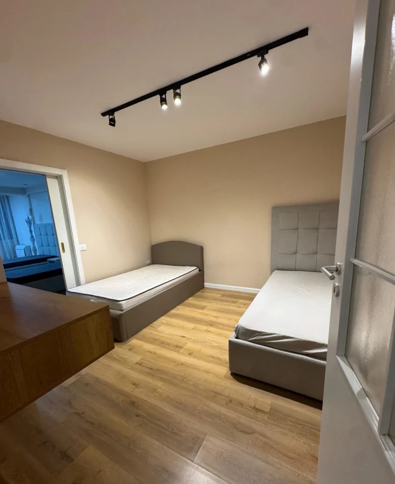 Tirane, jepet me qera apartament 2+1 Kati 2, 85 m² 650 € (Pediatria)